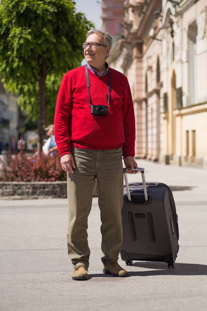 Senior man tourist  at the city - Фото, изображение