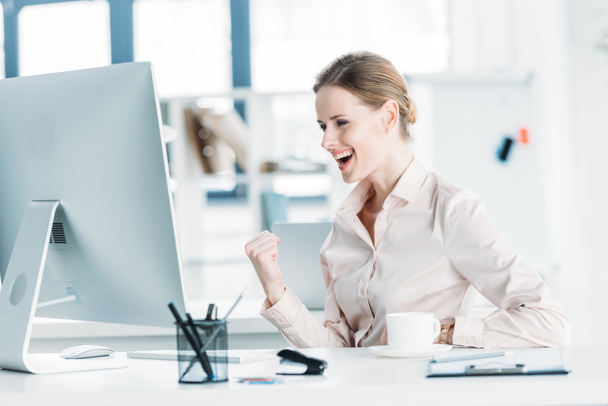 glückliche Geschäftsfrau sitzt im Büro - Foto, Bild