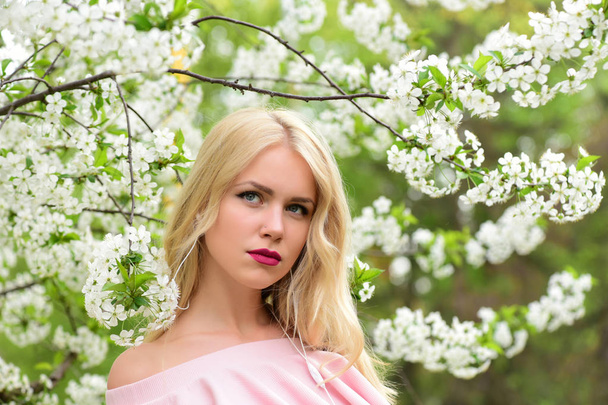 beautiful woman in spring or summer, nature and fashion, wedding - Foto, afbeelding