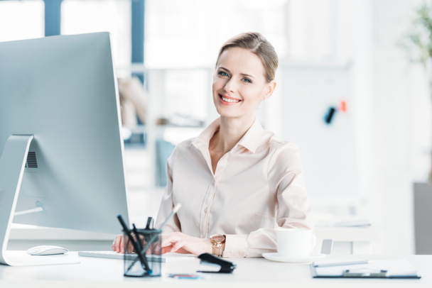 Bizneswoman pracuje na komputerze w biurze - Zdjęcie, obraz