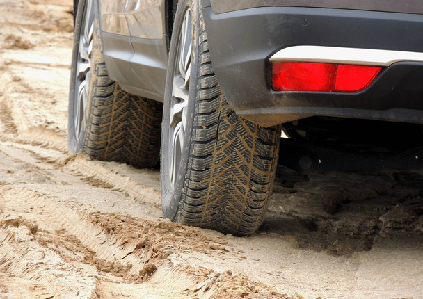 泥のオールテレイン タイヤのトレッドは、砂のストック フォトが満載  - 写真・画像