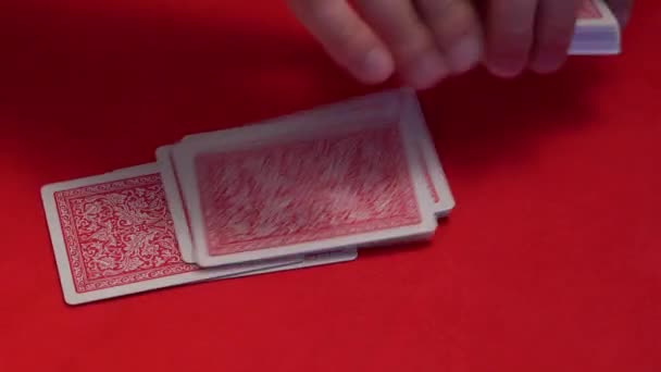 Croupier mélanger les cartes sur la table de jeu
. - Séquence, vidéo