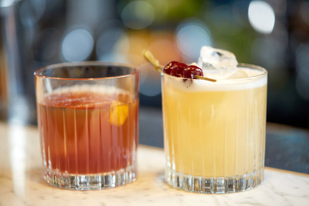 glasses of cocktails at bar - Foto, afbeelding