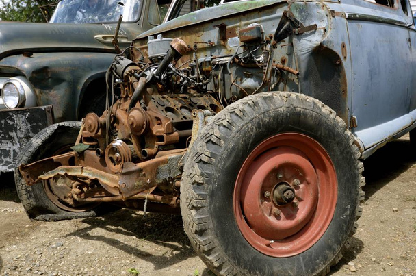 Motor de una camioneta vieja
 - Foto, imagen