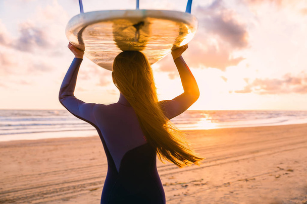  γυναίκα με surf σκάφους  - Φωτογραφία, εικόνα