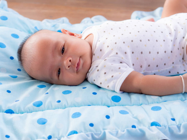 zblizka, asijské novorozeně na cerulean barvu matrace . - Fotografie, Obrázek