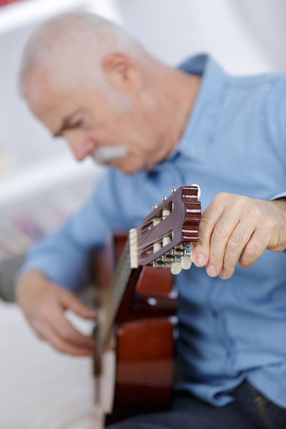 senior playing guitar and senior - Фото, изображение