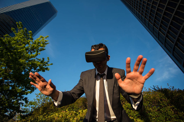 Businessman using virtual reality glasses - Foto, imagen