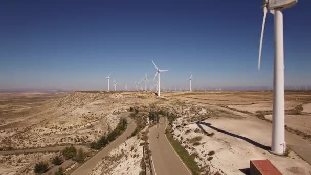 Radfahrer klettert auf Windkraftanlage - Filmmaterial, Video