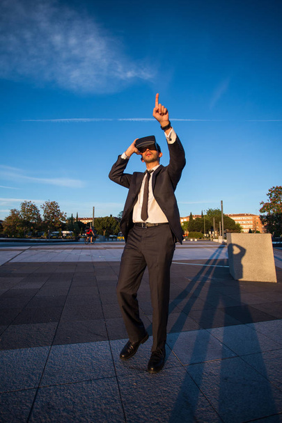 Empresário usando óculos de realidade virtual - Foto, Imagem
