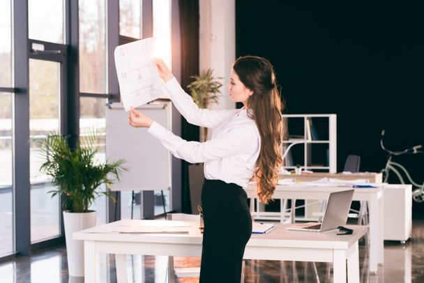 businesswoman with documents in office - Foto, Imagem