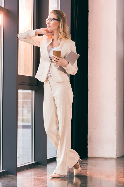 mujer de negocios en traje de pie en la oficina
 - Foto, Imagen
