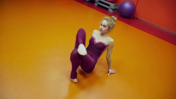 Young beautiful woman gymnast woman warmup on the floor - Video