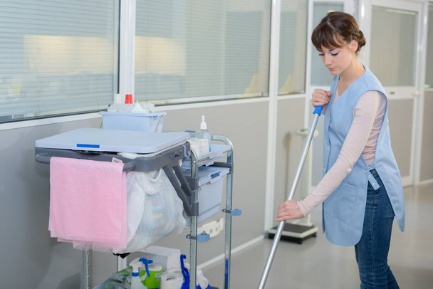 janitress mopping the hallway - Zdjęcie, obraz