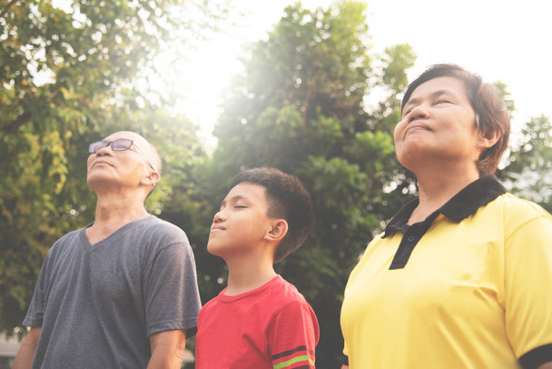 Щастя Група азіатських сімейного відпочинку і дихати свіжим повітрям на - Фото, зображення