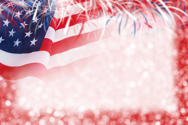 Ontwerp van de abstracte achtergrond van Usa vlag en bokeh met vuurwerk voor 4 juli Onafhankelijkheidsdag en andere viering - Foto, afbeelding