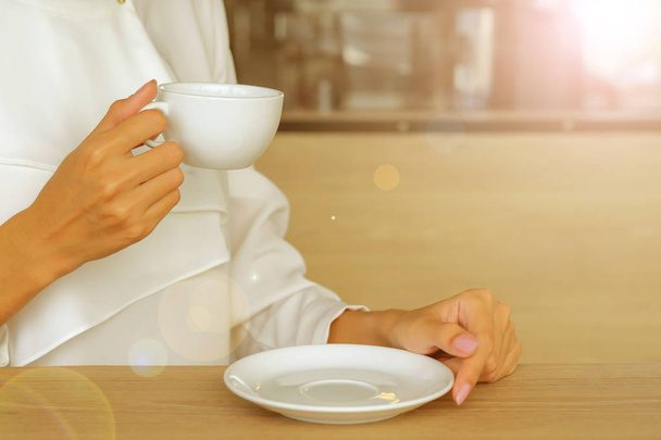 Λευκό γυαλί καφέ στα χέρια των ανδρών - Φωτογραφία, εικόνα