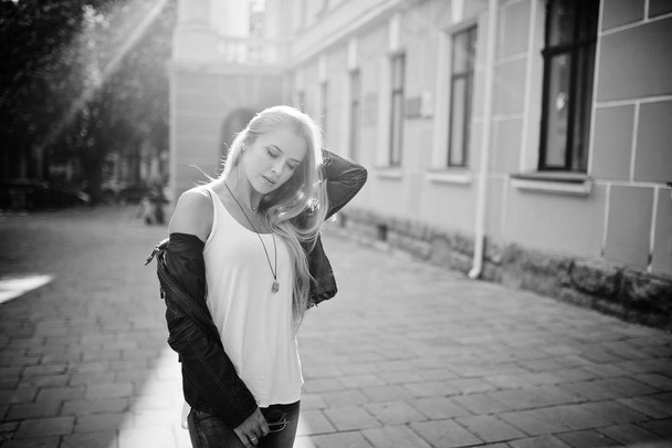 Stylish blonde woman wear at jeans, sunglasses and jacket posed  - Foto, imagen