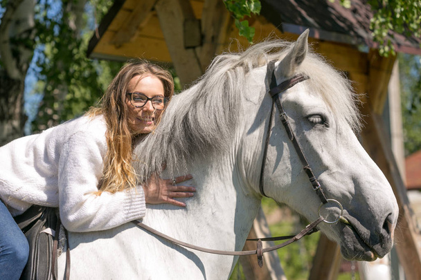 крупным планом портрет девочки-подростка и лошади
 - Фото, изображение