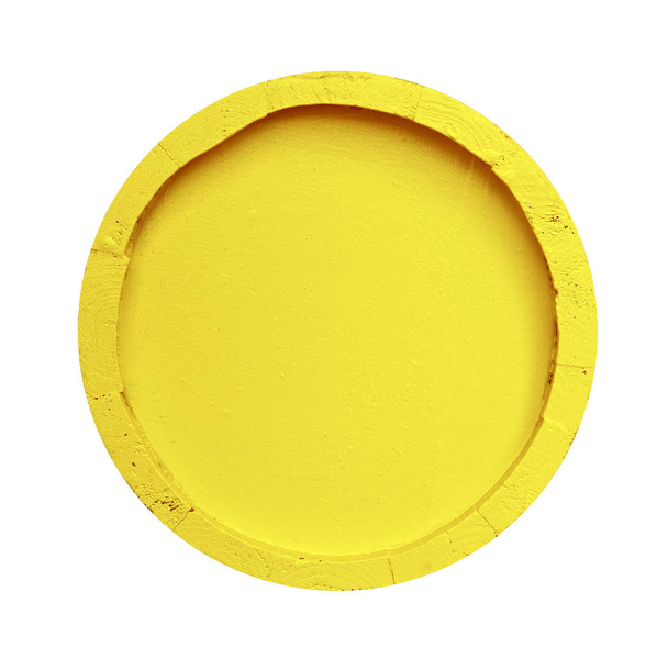 Viejo barril amarillo sobre blanco
 - Foto, imagen