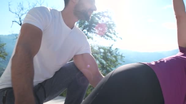 Paar macht Stretching und Sport zu Hause   - Filmmaterial, Video