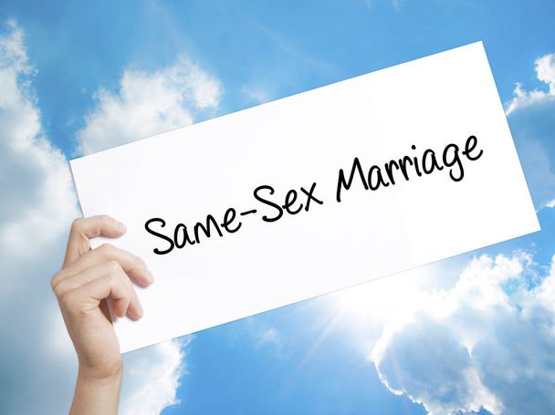 Segno di matrimonio omosessuale su carta bianca. Uomo mano che tiene carta wi
 - Foto, immagini
