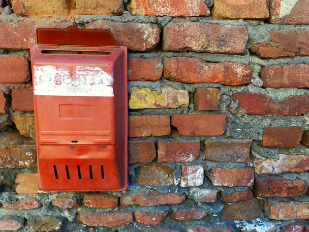 alter Briefkasten an einer Ziegelmauer. - Foto, Bild
