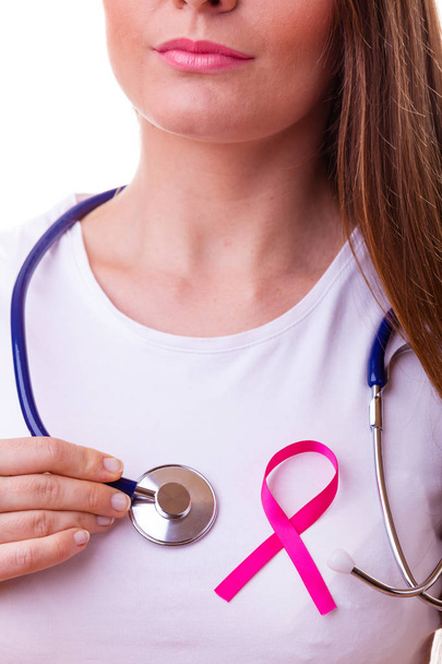 Nainen vaaleanpunainen nauha aids symboli ja stetoskooppi rinnassa
. - Valokuva, kuva