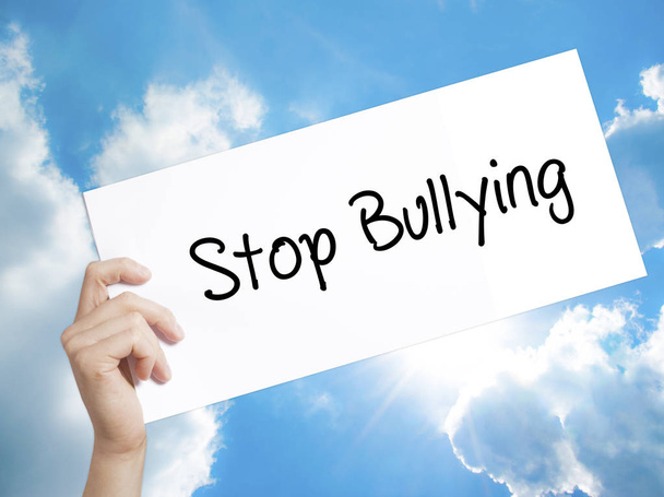 Stop Bullying Signo en el papel blanco. Hombre de mano sosteniendo papel con t
 - Foto, Imagen