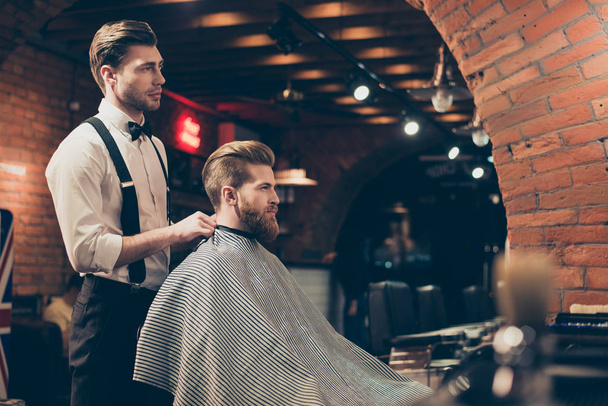 Great job! Hairstylist and a client in a barber shop. Red bearde - Foto, immagini