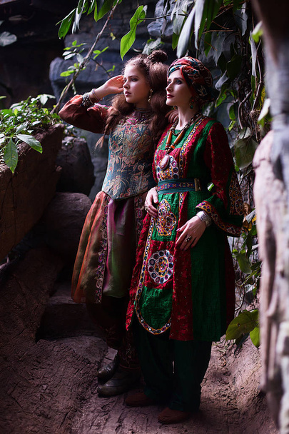 Portrait of woman and girl in ethnic clothes in tropical garden - Fotografie, Obrázek