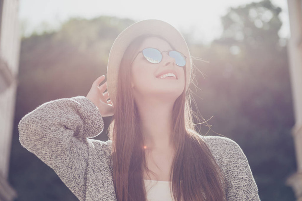 Sunny summer mood. Young pretty smiling girl in sunglasses and h - Foto, immagini