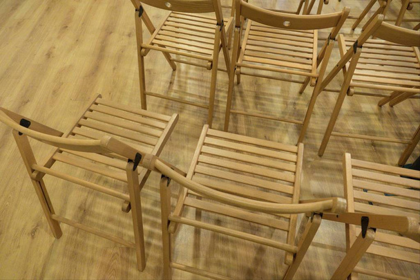řádky z dřevěných židlí pro cílovou skupinu - Fotografie, Obrázek