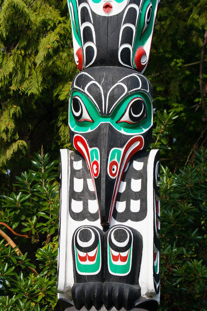 Os nativos totem pole. Representação artesanal da cultura única
. - Foto, Imagem