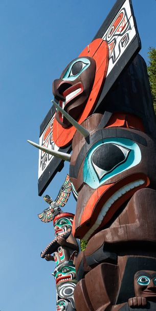 Popoli indigeni totem polo che rappresenta la cultura unica delle Prime nazioni
 - Foto, immagini