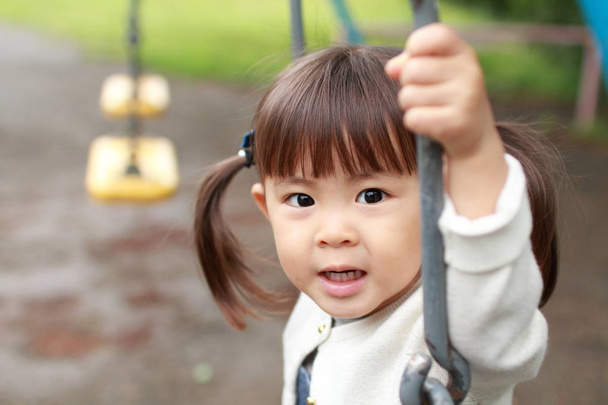 Ιαπωνικά κορίτσι με την κούνια (2 ετών) - Φωτογραφία, εικόνα