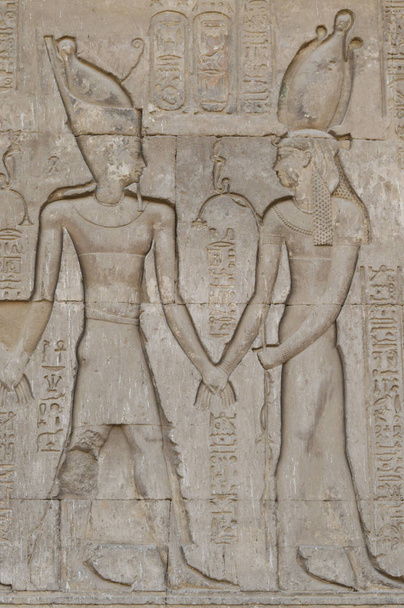 Sculture geroglifiche su un antico muro del tempio egizio
 - Foto, immagini