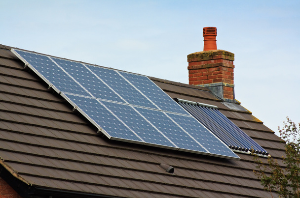 Painéis solares fotovoltaicos em um telhado de azulejos
 - Foto, Imagem