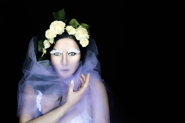 концептуальний портрет дивної жінки в білих трояндах вінок з фантазійним макіяжем
 - Фото, зображення