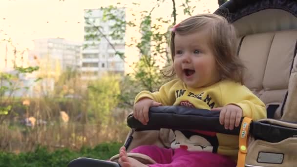 Mädchen im Kinderwagen - Filmmaterial, Video