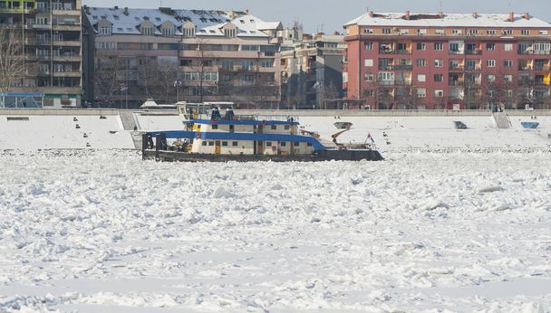 Río Danubio en invierno (rompehielos
 ) - Foto, Imagen