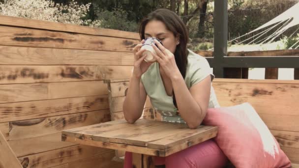 Mujer sonriente tomando caf - Filmati, video