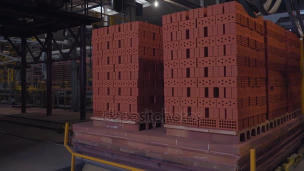 Εργοστάσιο για την παραγωγή των τούβλων. Εγκαταστάσεις για την παραγωγή δομικό υλικό με έτοιμο τούβλο, κατασκευή βιομηχανικών. Παραγωγής τούβλων στο φυτό. Ροή εργασίας, γκρο πλαν. Τούβλο στοίβες. Πολλά τούβλα - Πλάνα, βίντεο