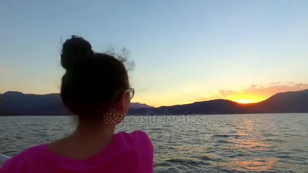 Nina en yate observando lago de Valle de Bravo - Felvétel, videó