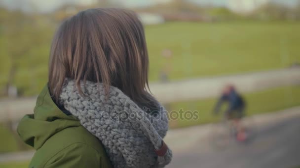Nadenkend jonge mooie vrouw geniet van een wandeling in het park van de zomer. Slow-Motion. Close-up - Video