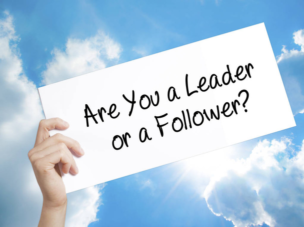 ¿Eres un líder o un seguidor? Firma en papel blanco. Mano de hombre Ho
 - Foto, imagen