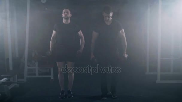 Brothers exercising in gym - Imágenes, Vídeo