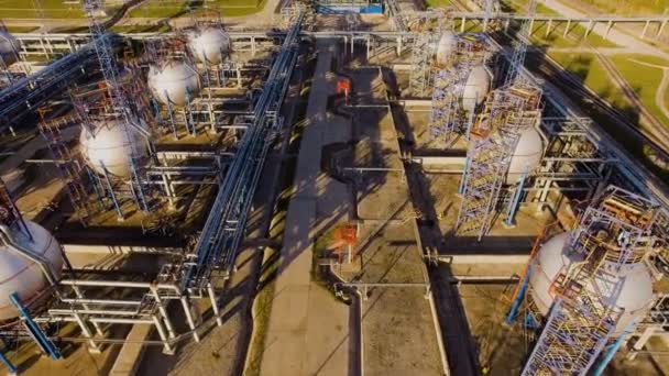 Tanklager für Erdöl- und Benzinlager neben der Bahnlinie. Luftbild - Filmmaterial, Video