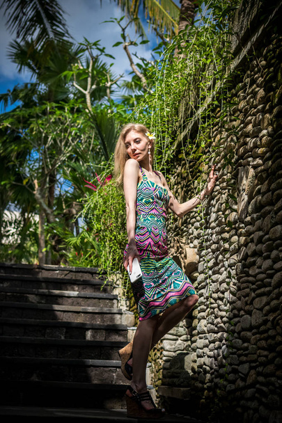 Mooie slanke vrouw tussen tropische planten. Schoonheid, mode. Spa, gezondheidszorg. Tropische vakantie. Bali eiland. - Foto, afbeelding