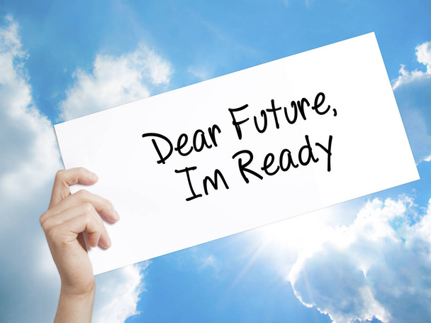 Dear Future, Ready Sign на белой бумаге. Человек, держащий в руках папу
 - Фото, изображение